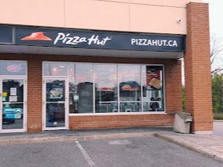 Exterior of a pizza hut restaurant in Headford, Richmond Hill, Ontario